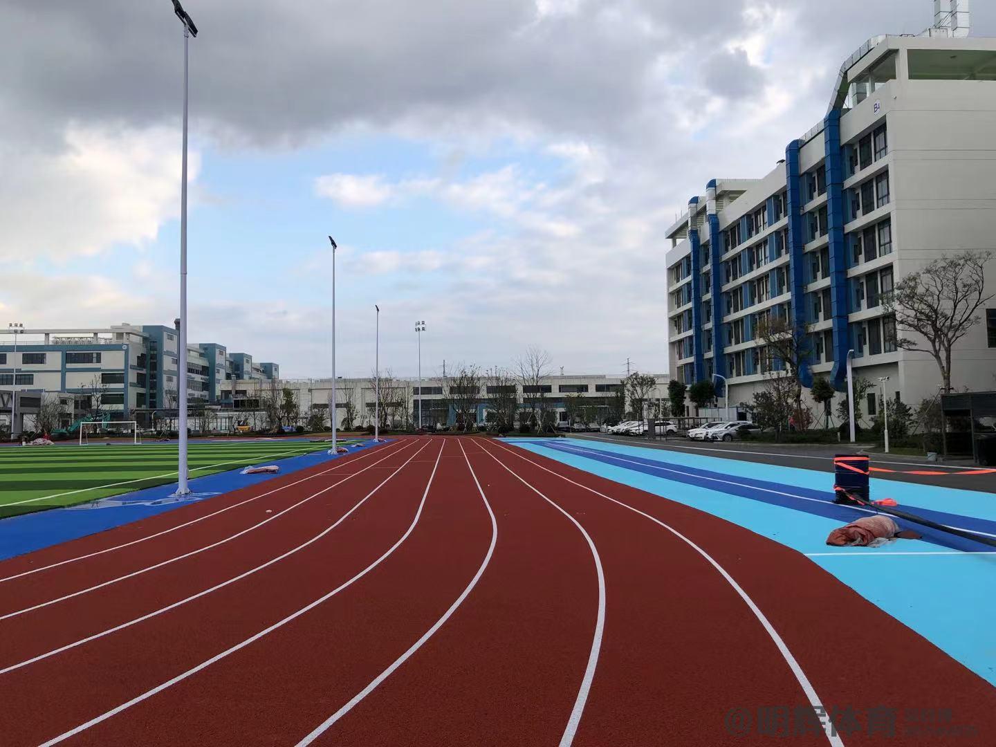 关于透气型塑胶跑道的价格是多少